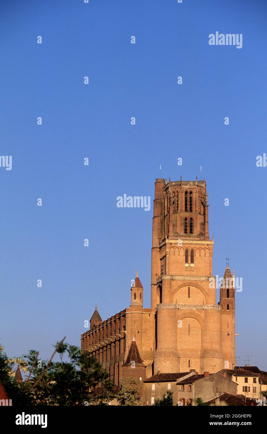 FRANCIA. TARN (81) CITTÀ DI ALBI. LA CATTEDRALE DI SAINTE-CECILE, COSTRUITA SU UNA CIMA DI UNA ROCCIA AL DI SOPRA DEL FIUME TARN, È UNO DEI PIÙ IMPORTANTI MONUMENTO IN MATTONI O Foto Stock