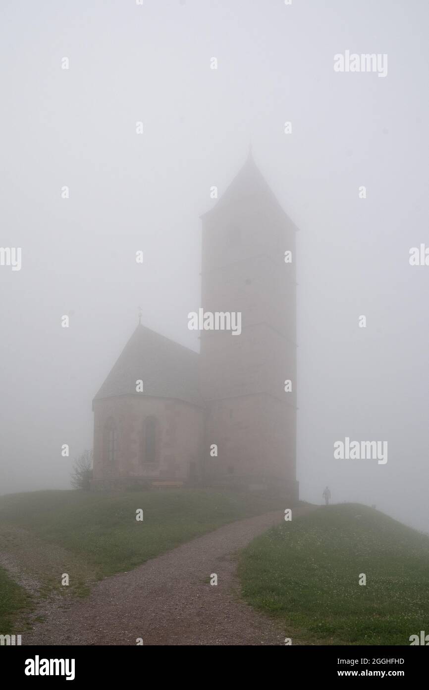 chiesa santa caterina in nebbia Foto Stock