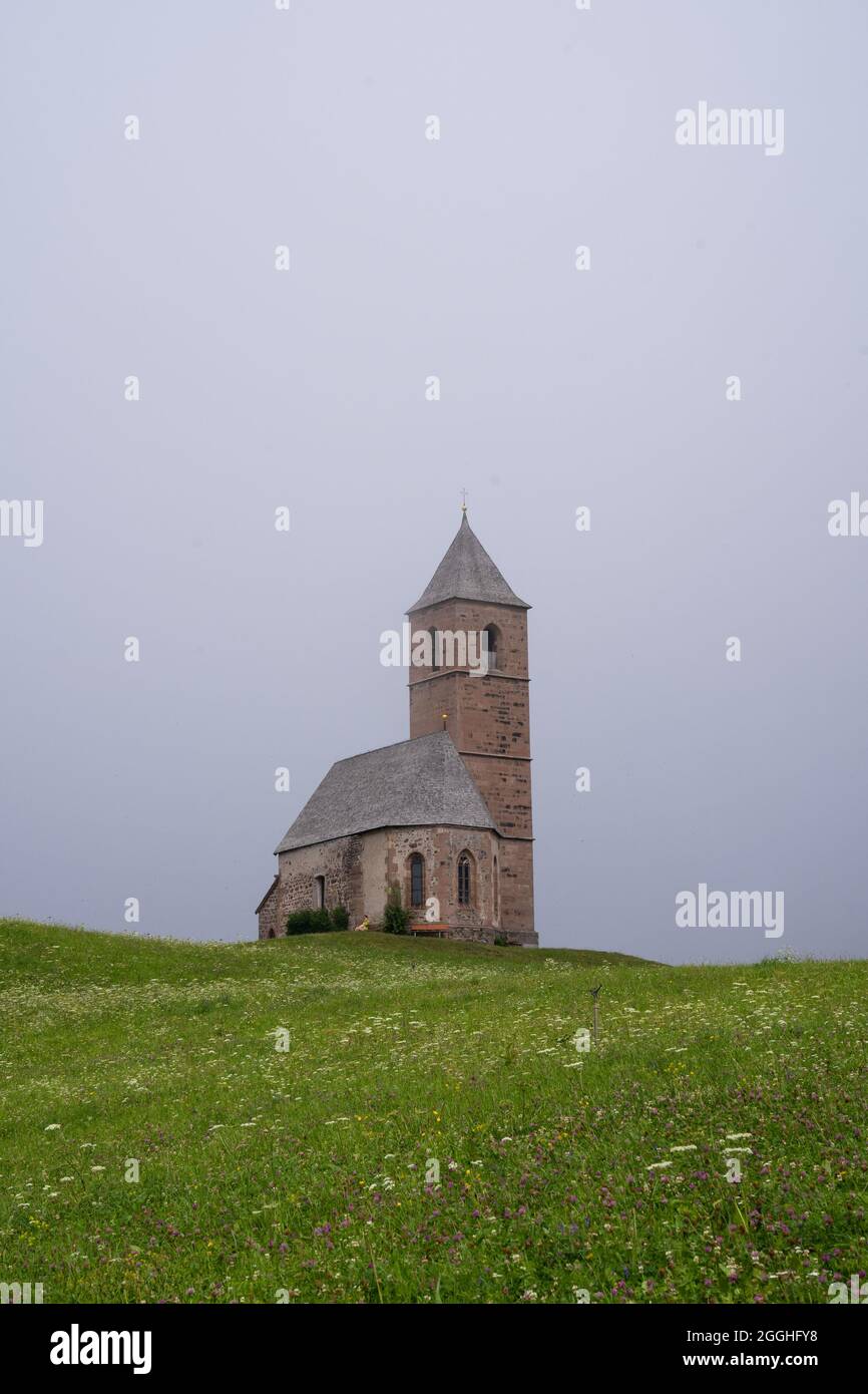 chiesa santa caterina in nebbia Foto Stock