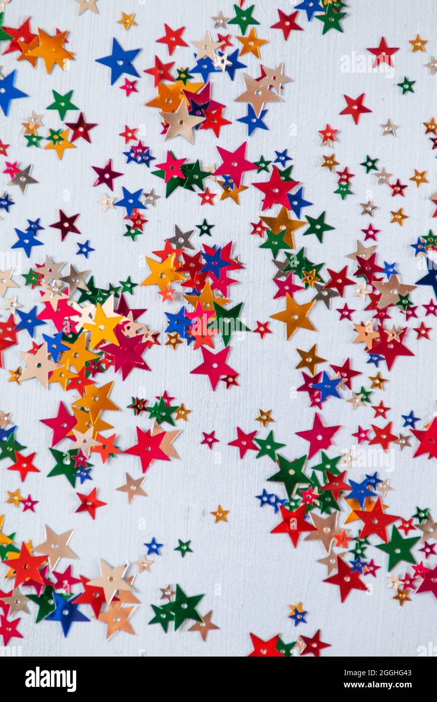 sfondo blu con confetti di stelle multicolore, fuoco selettivo Foto Stock