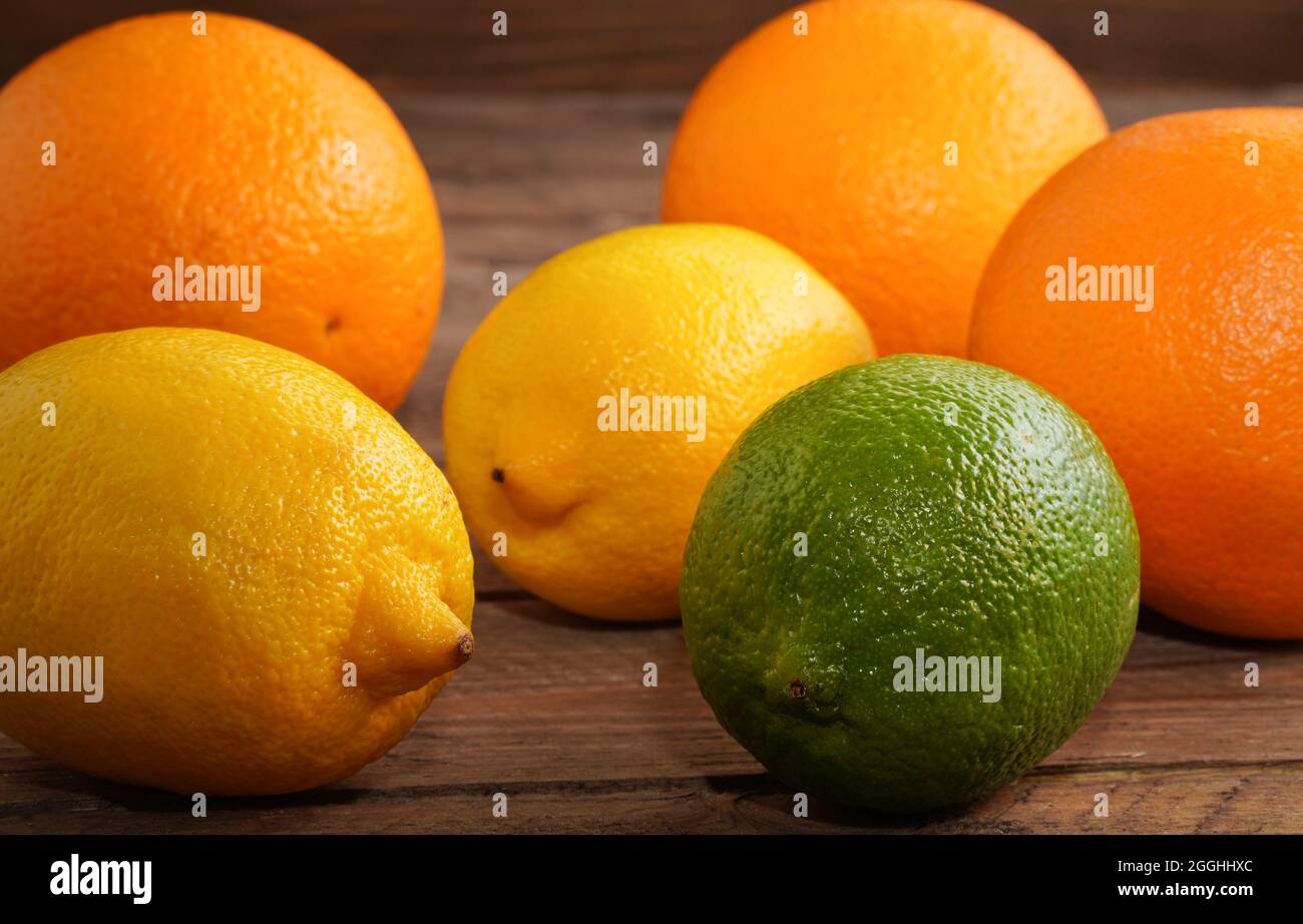 Set di agrumi freschi. Lime di limone arancione su sfondo di legno. Concetto di cibo sano stile di vita. Foto Stock