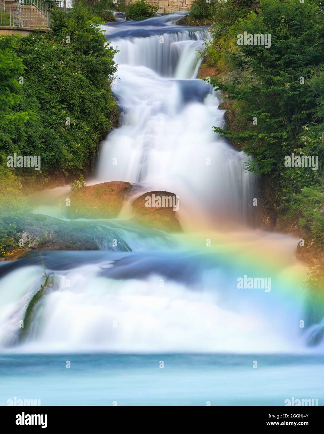 Cascate del Reno. Famosa cascata in Europa, situata in Svizzera vicino a Sciaffusa. Foto a lunga esposizione con bellissimo arcobaleno sul fiume. Foto Stock