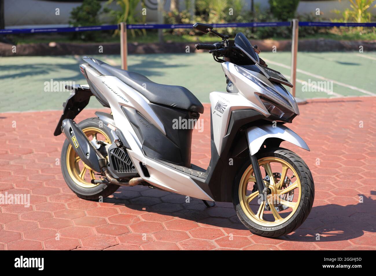 Surabaya, Indonesia - 29 luglio 2021 : Honda Vario marca moto parcheggiato  nel cantiere Foto stock - Alamy
