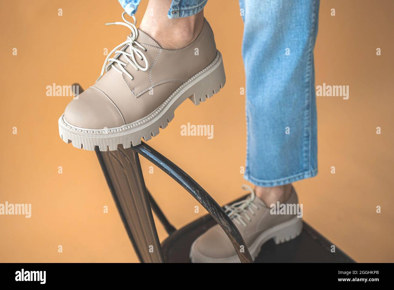 Gambe donna in scarpe casual eleganti, sneaker moderne con lacci bianchi da  vicino. Moda teen ragazza vestiti stile Foto stock - Alamy