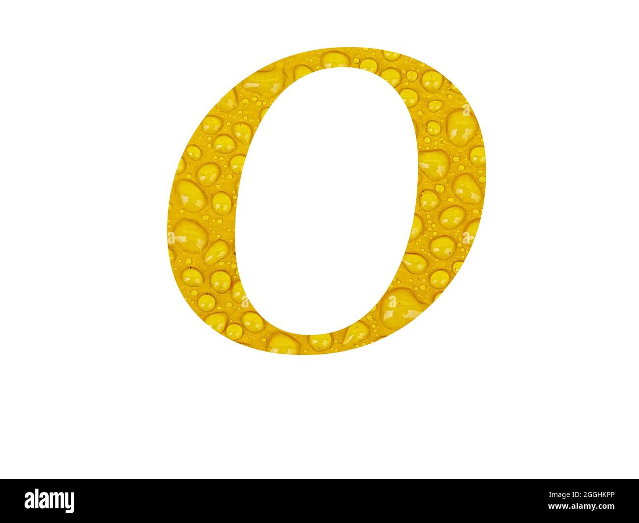 Lettera o dell'alfabeto fatta con gocce di pioggia su sfondo giallo, isolato su sfondo bianco Foto Stock