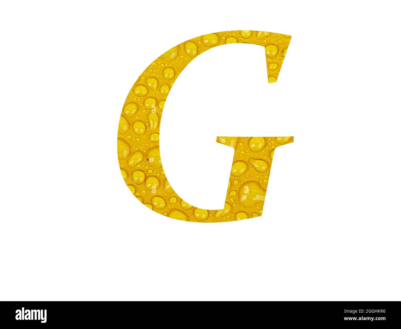 Lettera G dell'alfabeto fatta con gocce di pioggia su sfondo giallo, isolato su sfondo bianco Foto Stock