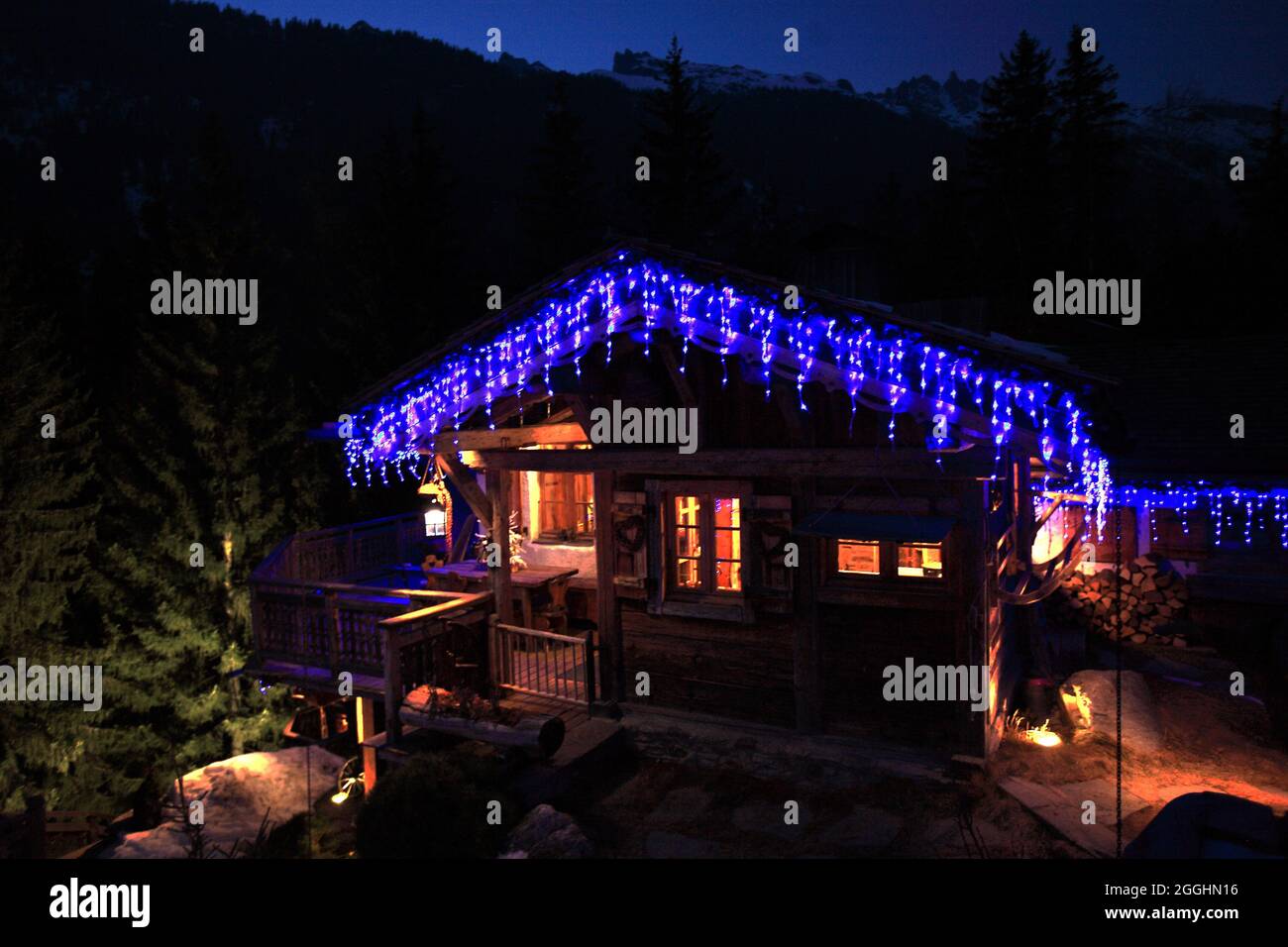 FRANCIA. HAUTE SAVOIE (74) GLI CHALET DI PHILIPPE, CHALET DI LUSSO NEL VILLAGGIO DI LAVANCHER VICINO CHAMONIX RESORT. IL COTTAGE TROLES IL BUIO Foto Stock