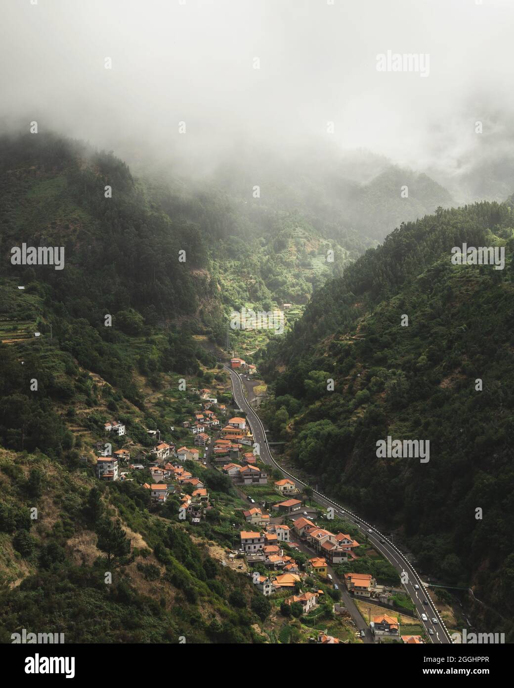 Cielo nebbia e un piccolo villaggio nell'isola di Madeira Foto Stock