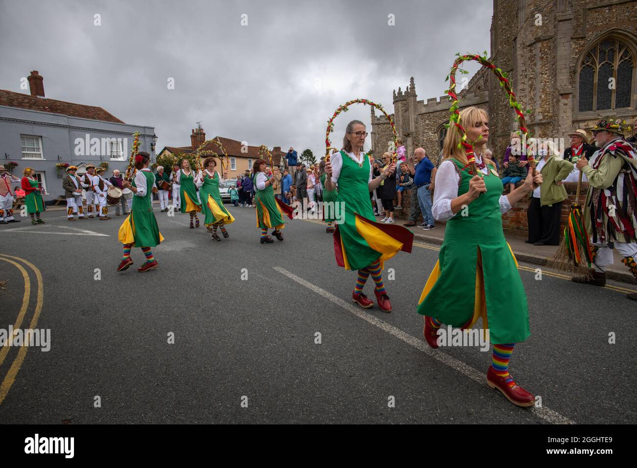 Thaxted Essex_Morris Dancing_August Bank Holiday Monday_photo Brian Harris_30 Aug 2021 Dancing in the Bull Ring and Thaxted Church Yard. Visto qui: CH Foto Stock
