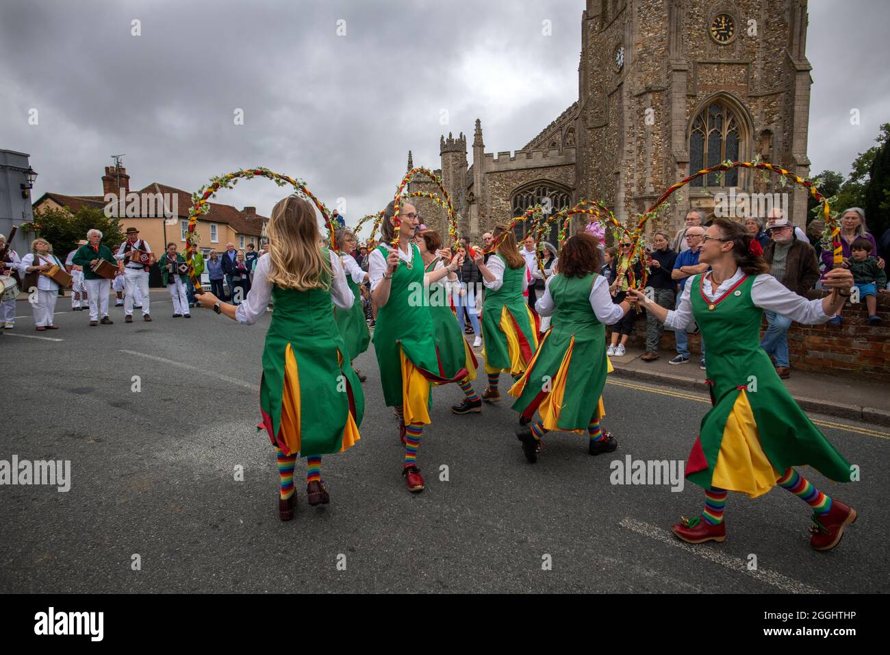 Thaxted Essex Morris Dancing August Bank Holiday Monday photo Brian Harris 30 Aug 2021 Dancing in the Bull Ring and Thaxted Church Yard. Visto qui: CH Foto Stock