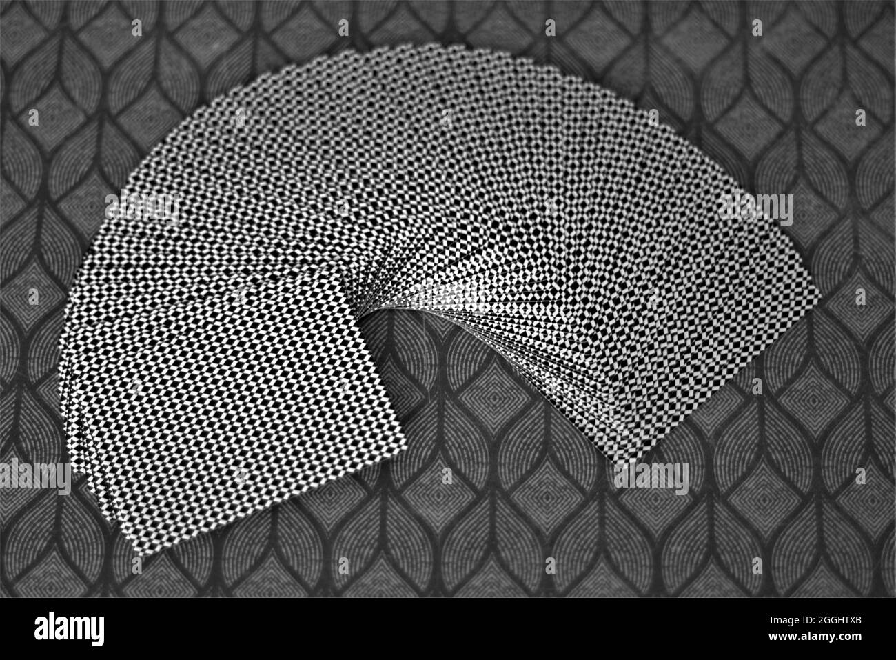 Un mazzo di carte monochome in diverse posizioni Foto Stock