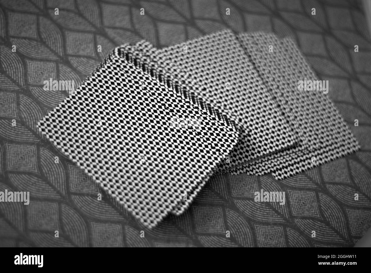 Un mazzo di carte monochome in diverse posizioni Foto Stock