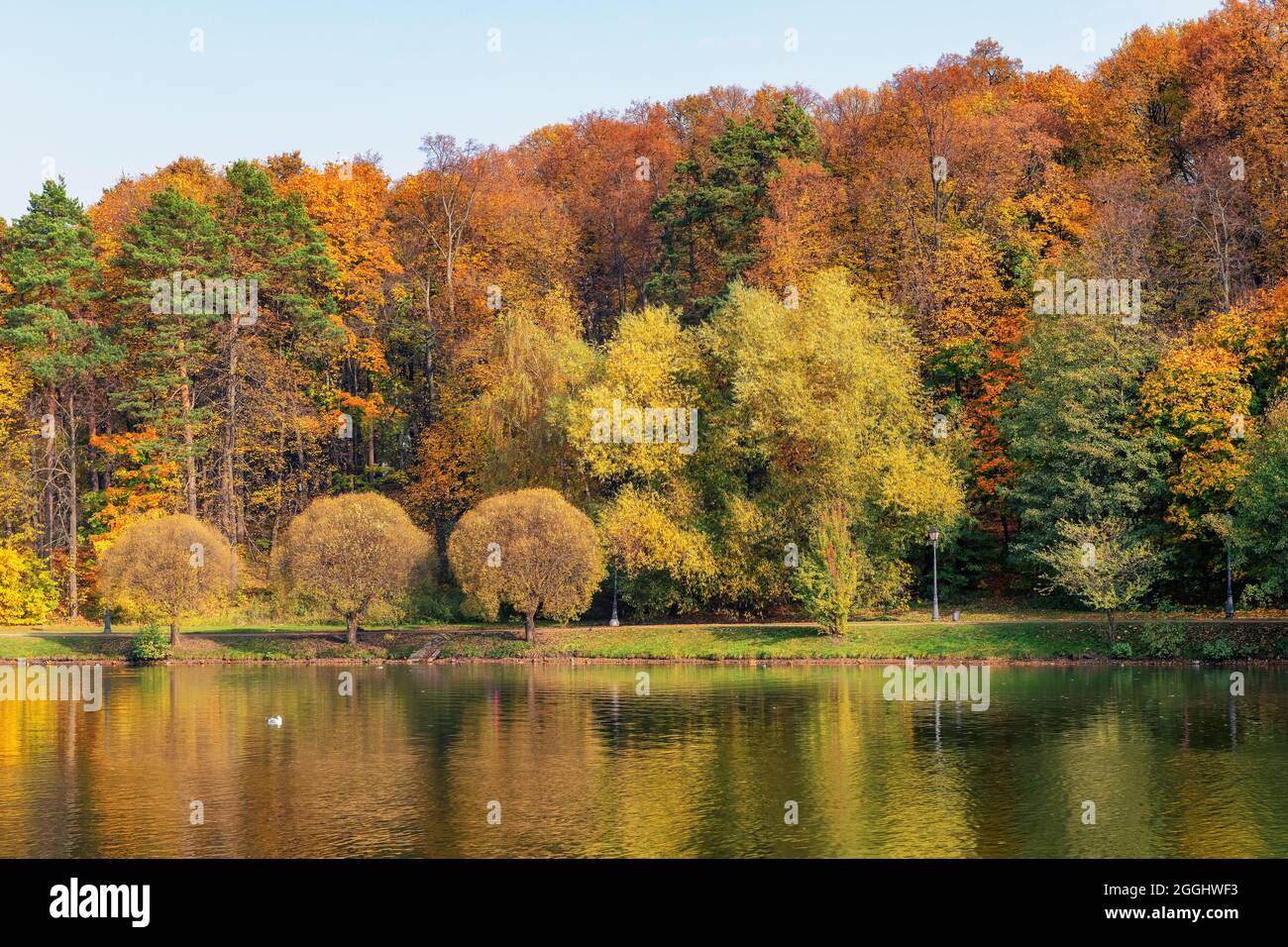 Bellissimo paesaggio autunnale con riflessi sul lago. Bellissimo paesaggio autunnale. Foto Stock