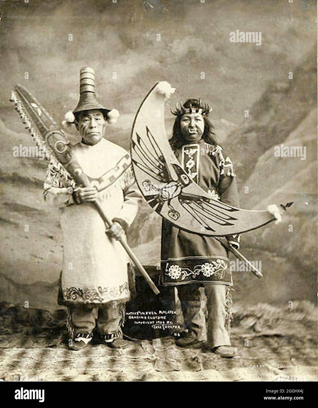 Tlingit uomo e donna in costumi danzanti, Alaska, 1906 Foto Stock