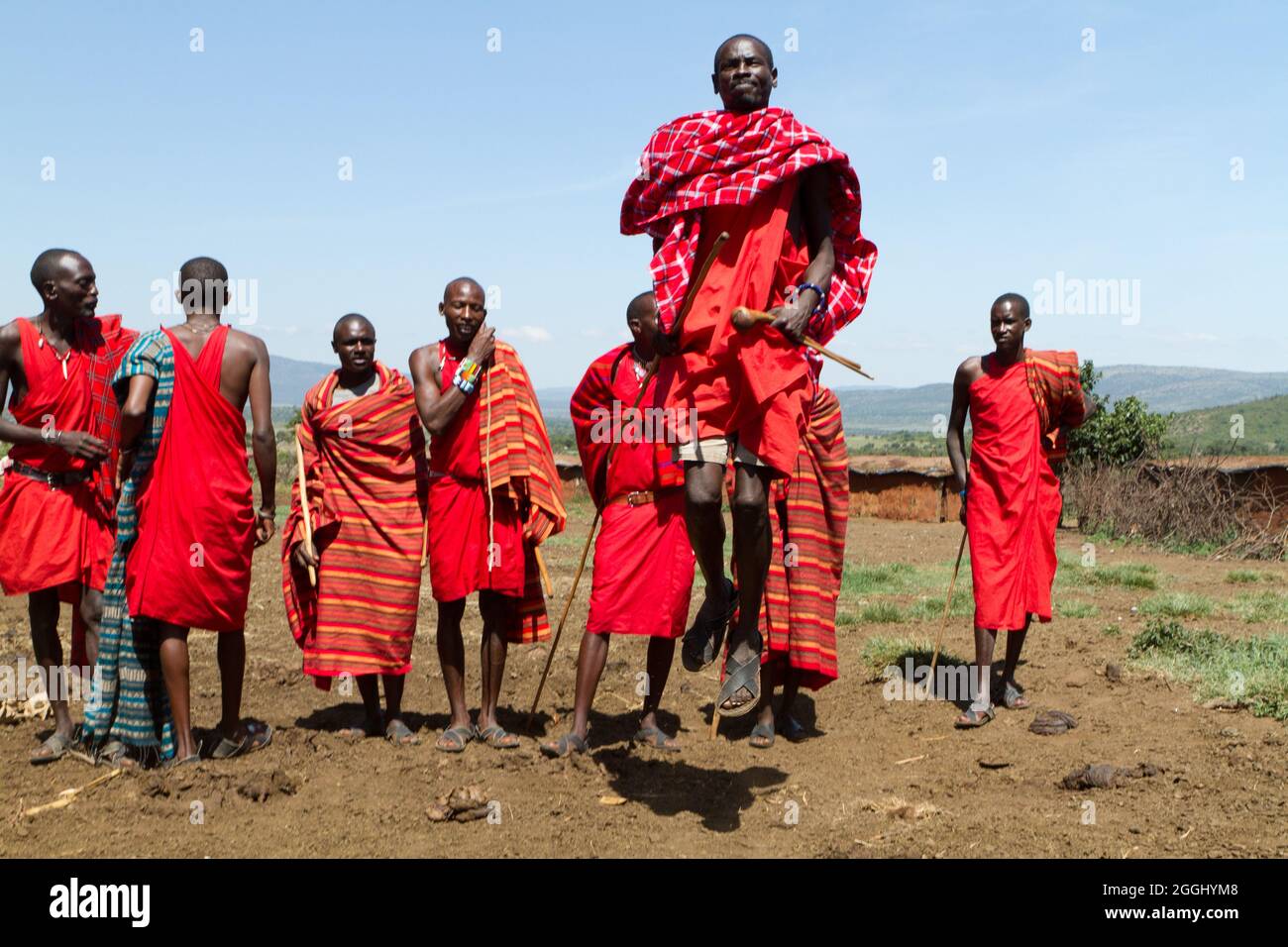 I guerrieri Maasai che eseguono tradizionali balli di salto nella Riserva Nazionale Maasai Mara. Foto Stock