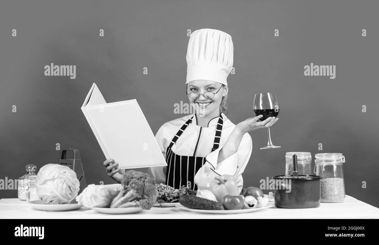 piacere di mangiare. donna chef alla ricerca di ricette. istruzioni culinarie in internet. design del menu del ristorante. lezione di cucina per l'arte culinaria Foto Stock