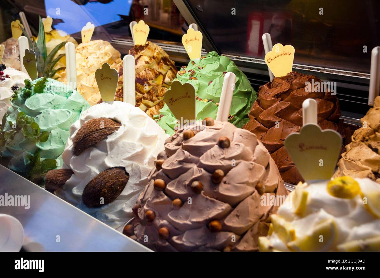 Il gelato è fatto a mano con ingredienti freschi a Firenze, in Italia. Foto Stock