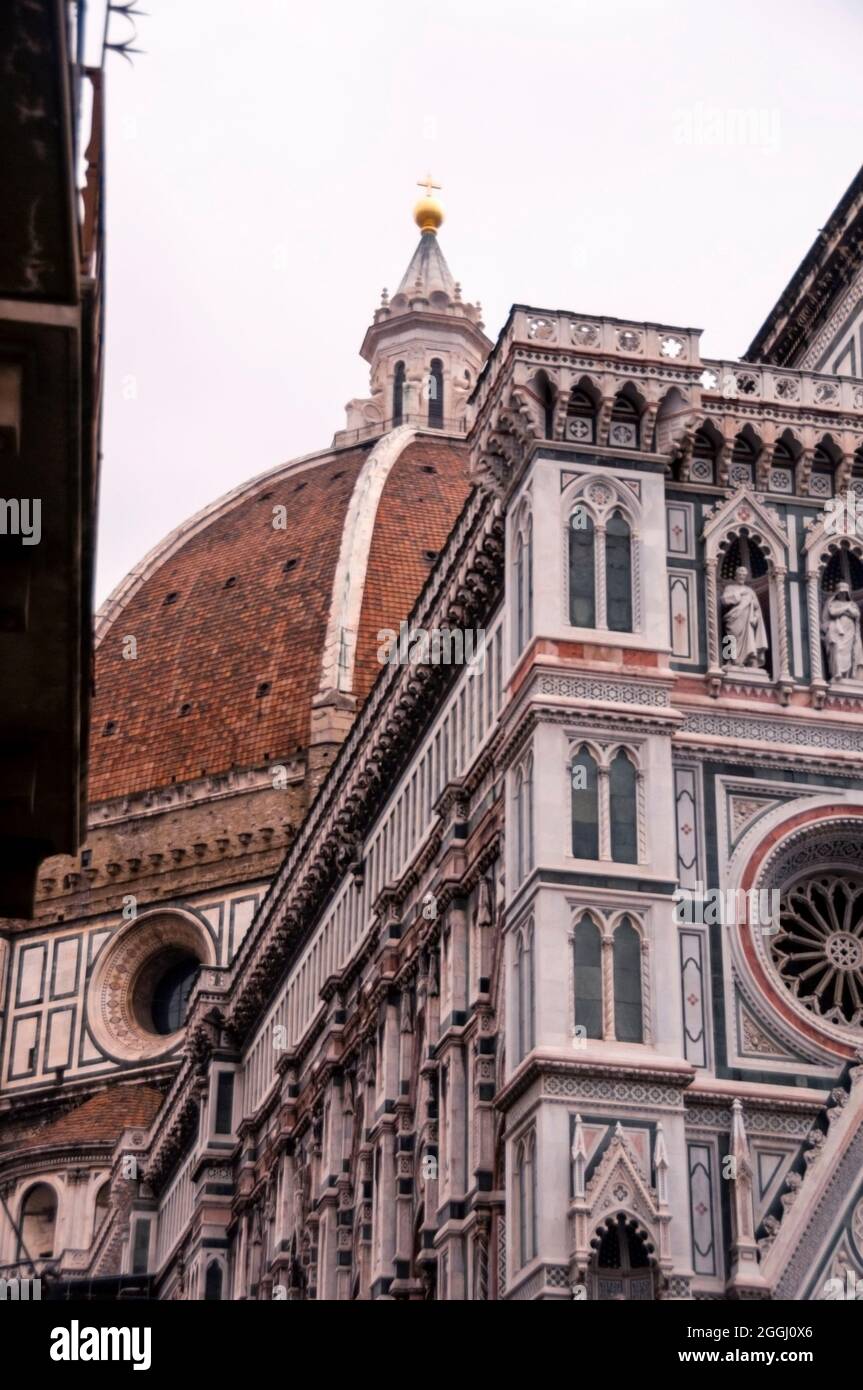 Cattedrale gotica di Firenze con rosoni, nicchie e la cupola in mattoni più grande del mondo, l'Italia. Foto Stock