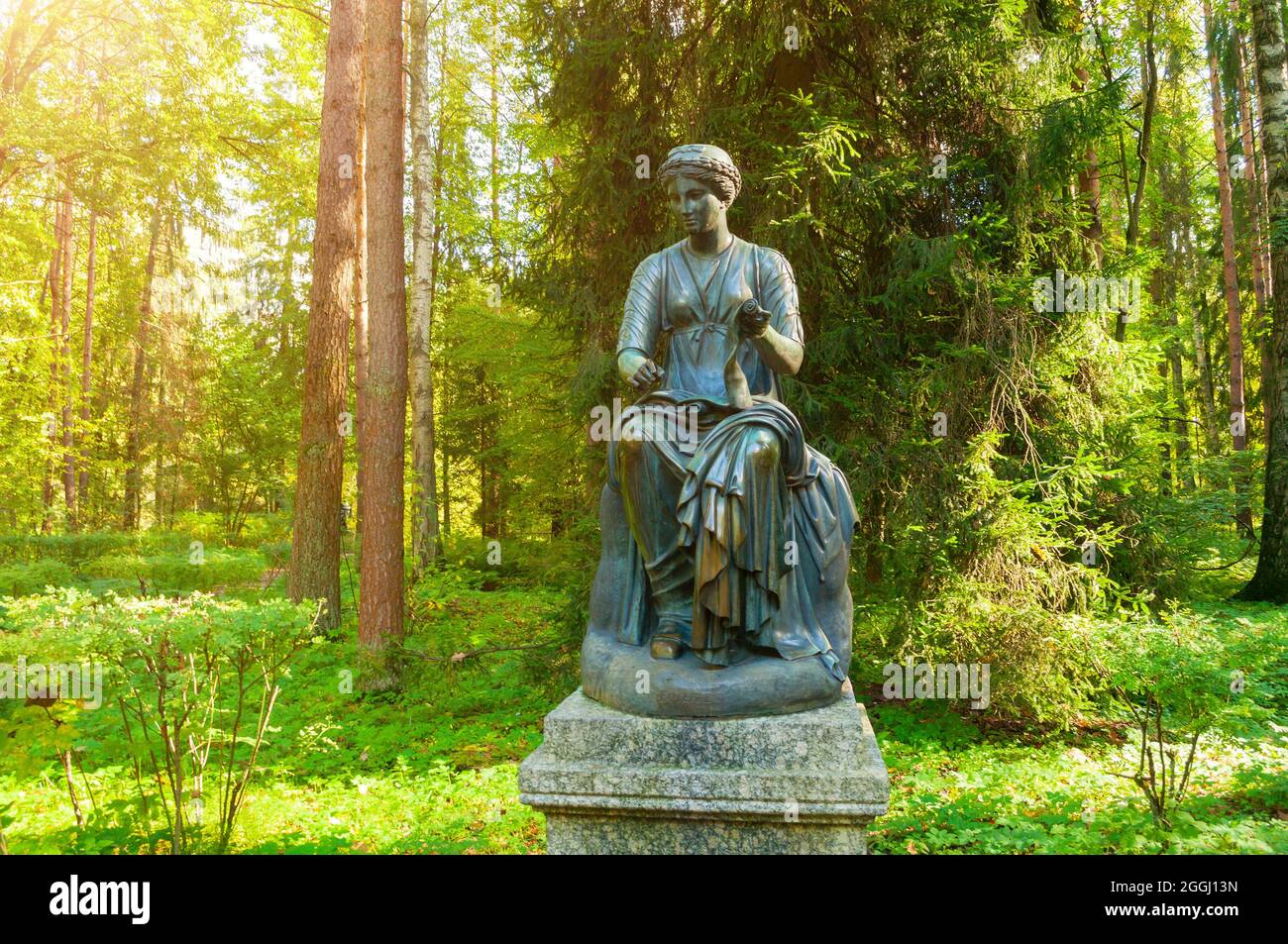 PAVLOVSK, SAN PIETROBURGO, RUSSIA - 21 SETTEMBRE 2017. Scultura in bronzo di Euterpe - la musa della musica e dell'eloquenza, con un rotolo in mano. Vecchio Sil Foto Stock