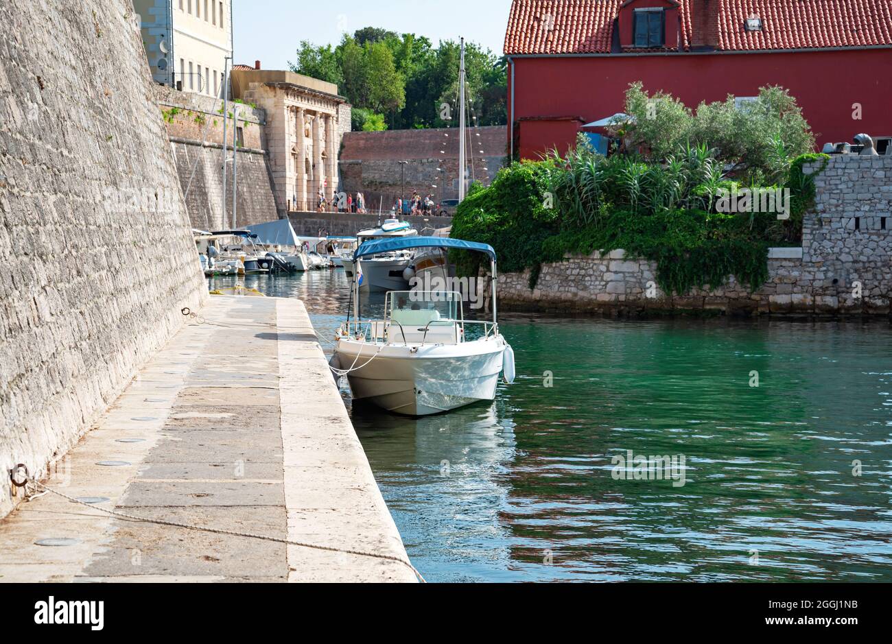 Piccolo porto nella città di Zara, Croazia Foto stock - Alamy