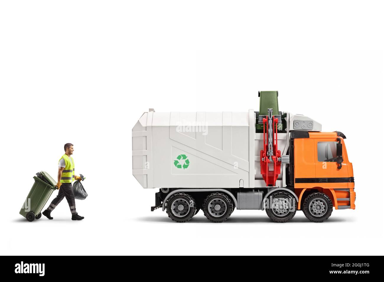 Il raccoglitore di rifiuti che cammina verso un camion di rifiuti con un bidone e un sacchetto di plastica isolato su sfondo bianco Foto Stock