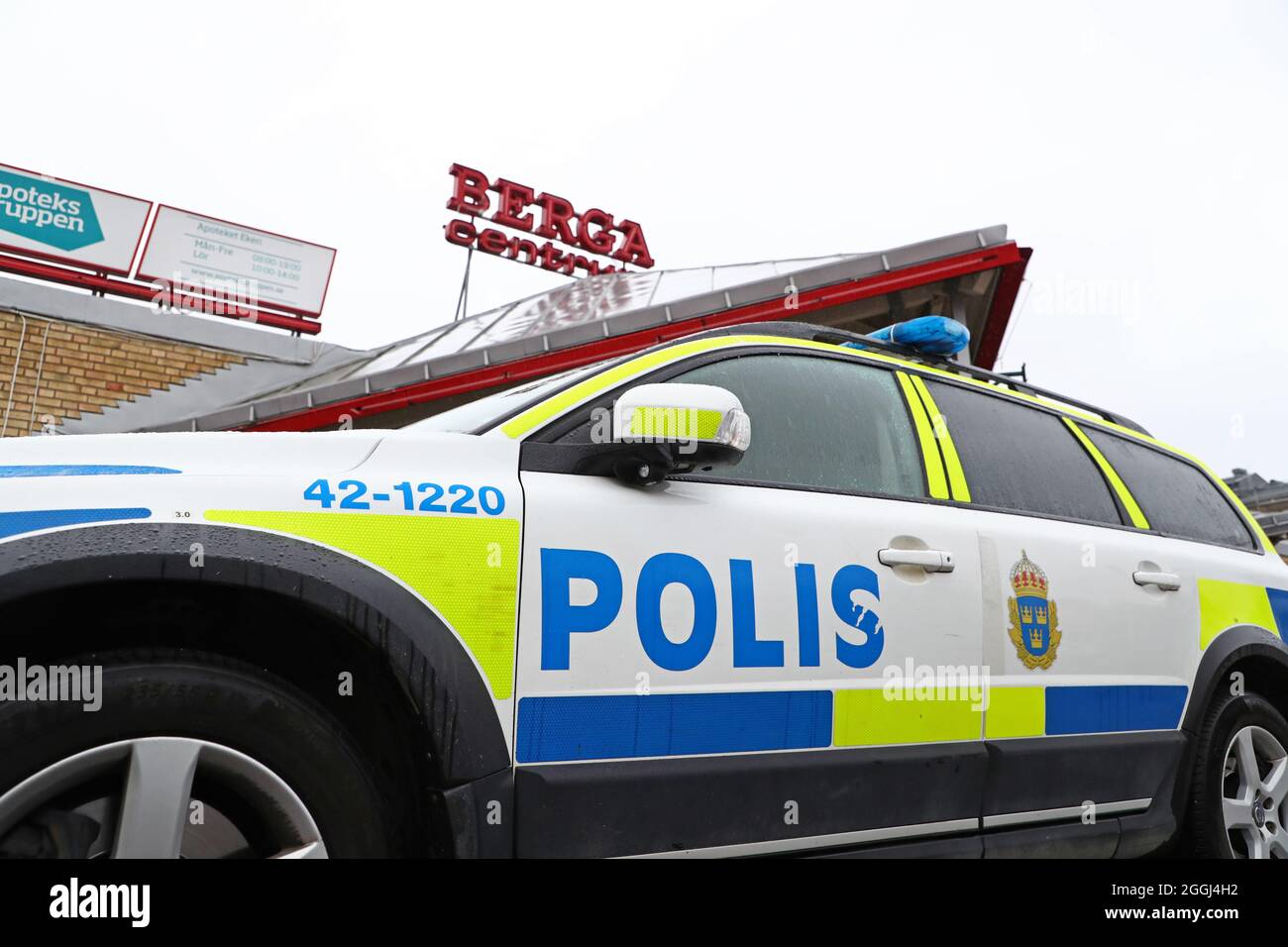 Molti pattugliamenti della polizia a Linköping dopo la precedente sparatoria al centro commerciale Skäggetorps all'inizio di questa settimana, quando una persona è morta. Foto Stock