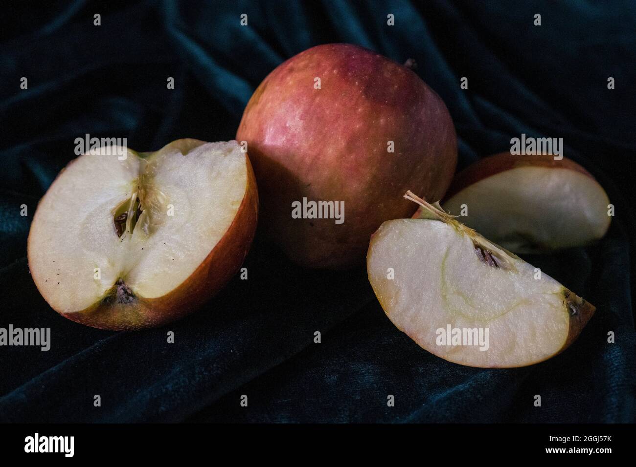 Affettato di mela sul divano Foto Stock