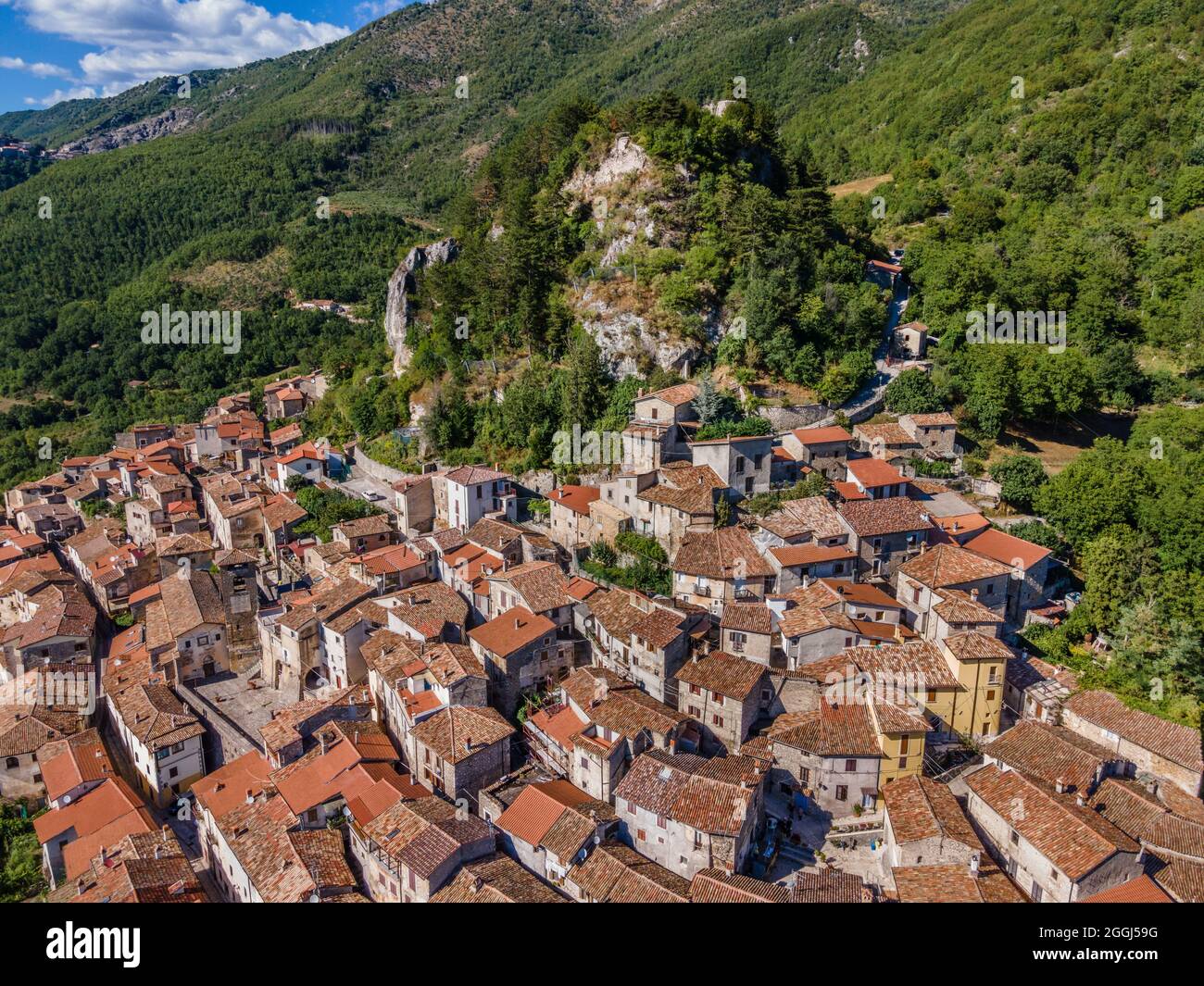 Antico borgo medievale italiano arroccato su una montagna. Petrella Salto in provincia di Rieti, città dell'Italia centrale. Foto Stock