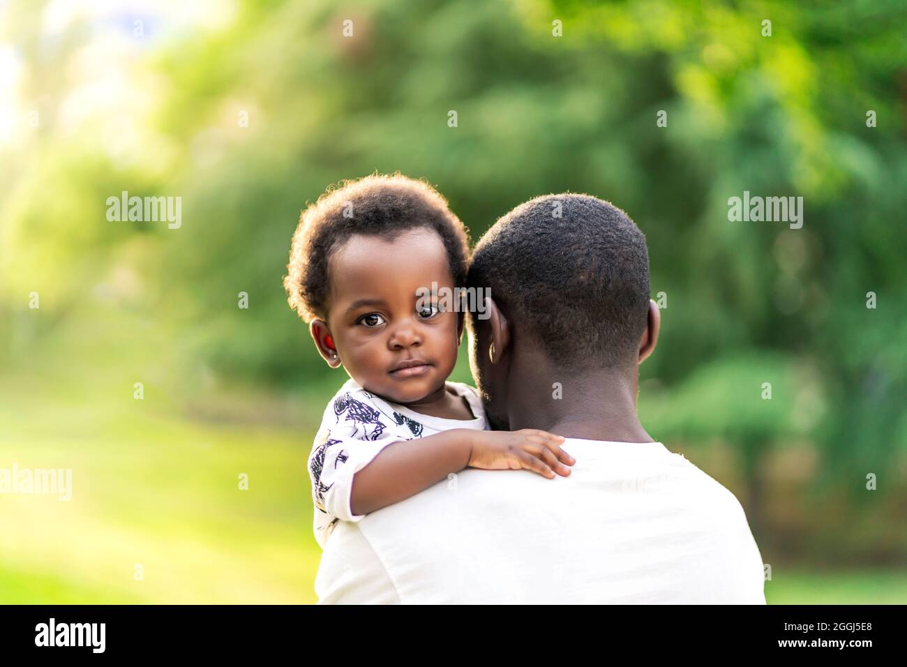 Bella ragazza africana abbracciando suo padre Foto Stock