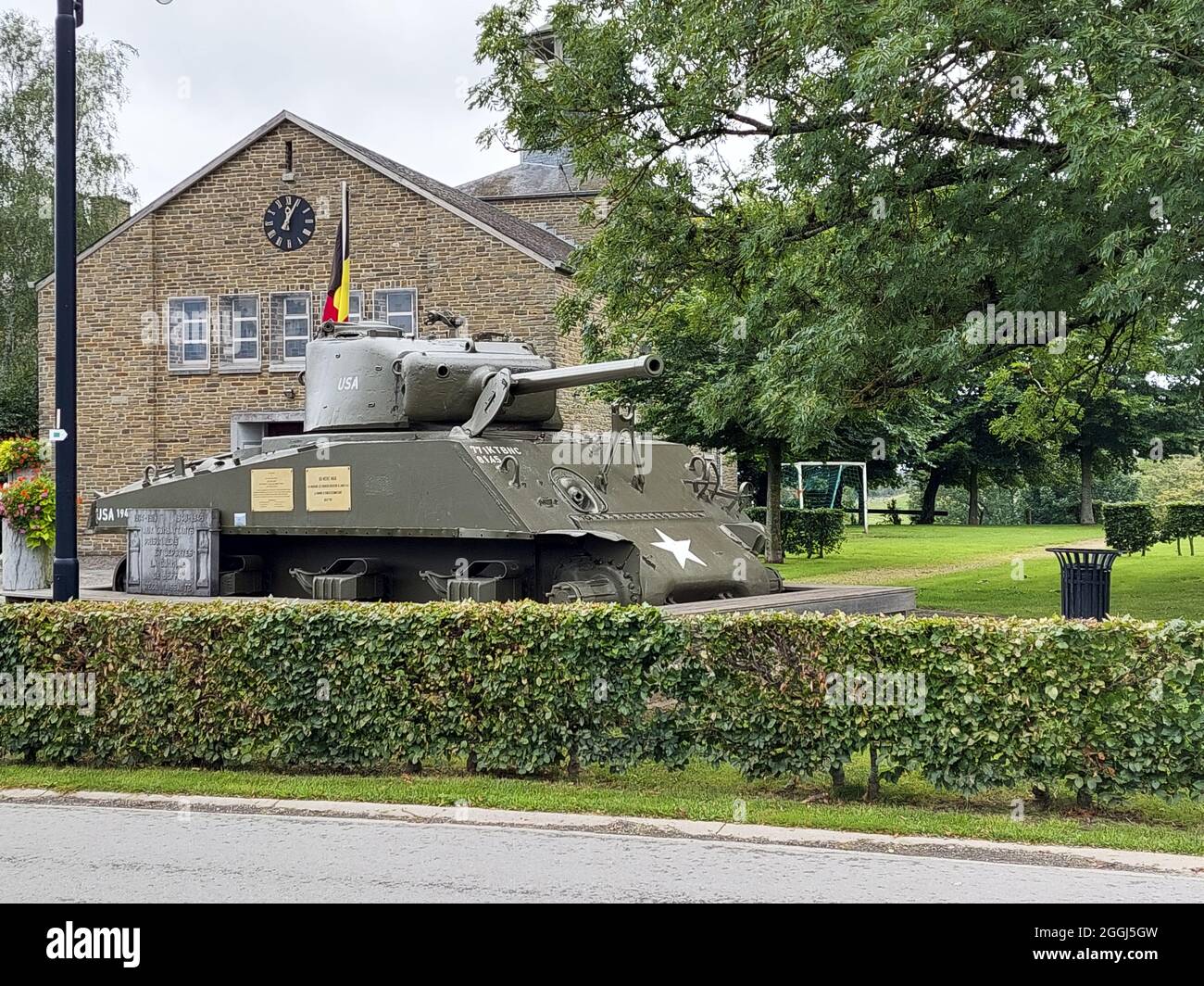 RENDEUX, BELGIO - 29 ago 2021: Rendeux, Belgio, 2021 agosto: M4A3(76)w Sherman Tank & Memorial Task Force Hogan Foto Stock