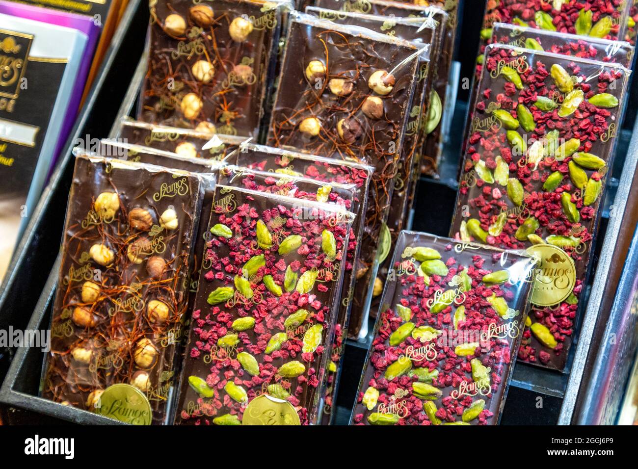 Selezione di barrette di cioccolato artigianali con noci al Museo del cioccolato Szamos a Budapest, Ungheria Foto Stock