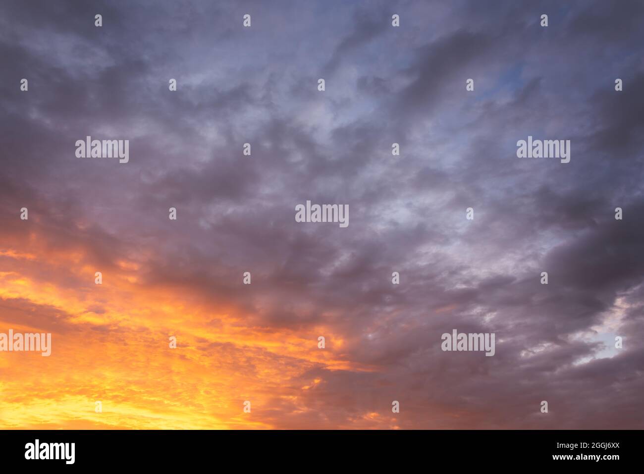 Cielo spettacolare con nuvole al tramonto, rimposizione del cielo, sfondo naturale Foto Stock