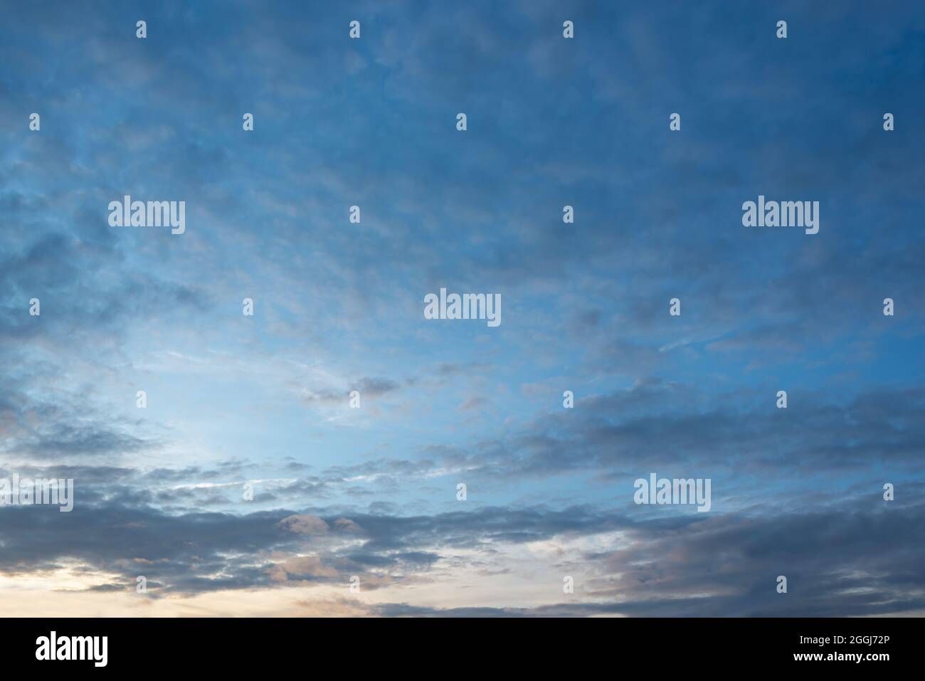 Cielo blu con nuvole al tramonto, rimpiazzamento del cielo, sfondo naturale Foto Stock