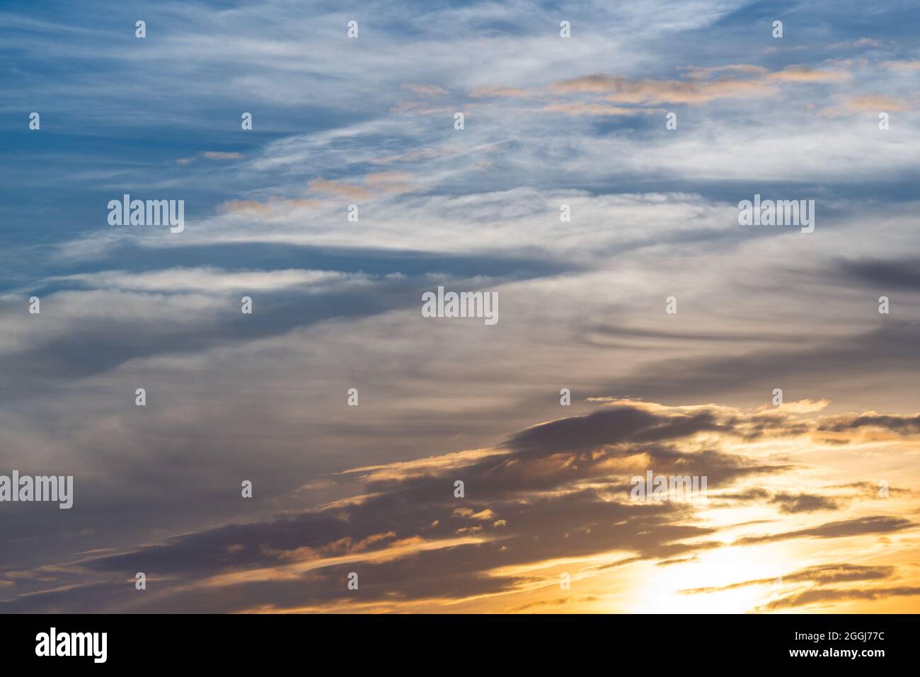 Bel cielo con nuvole al tramonto, rimpiazzamento del cielo, sfondo della natura Foto Stock
