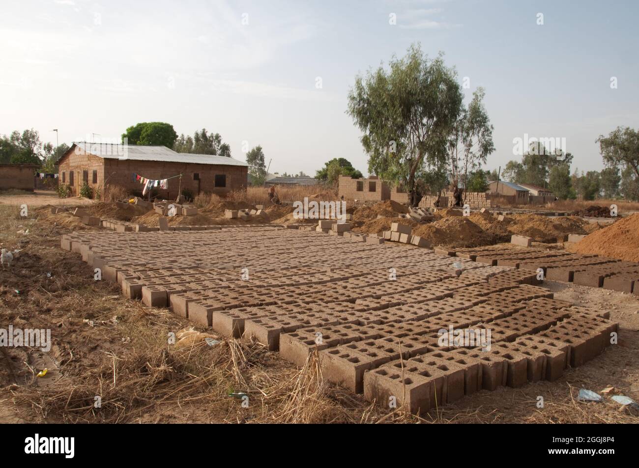Fabbrica di produzione di mattoni, Stato di Kaduna, Nigeria, Africa - mattoni che asciugano al sole Foto Stock