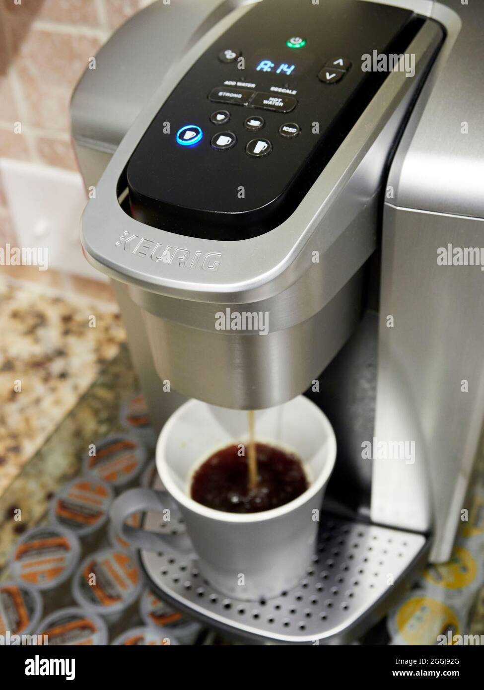 Macchina per il caffè Keurig da una tazza o da una tazza K, per preparare caffè caldo in una cucina residenziale per famiglie. Foto Stock