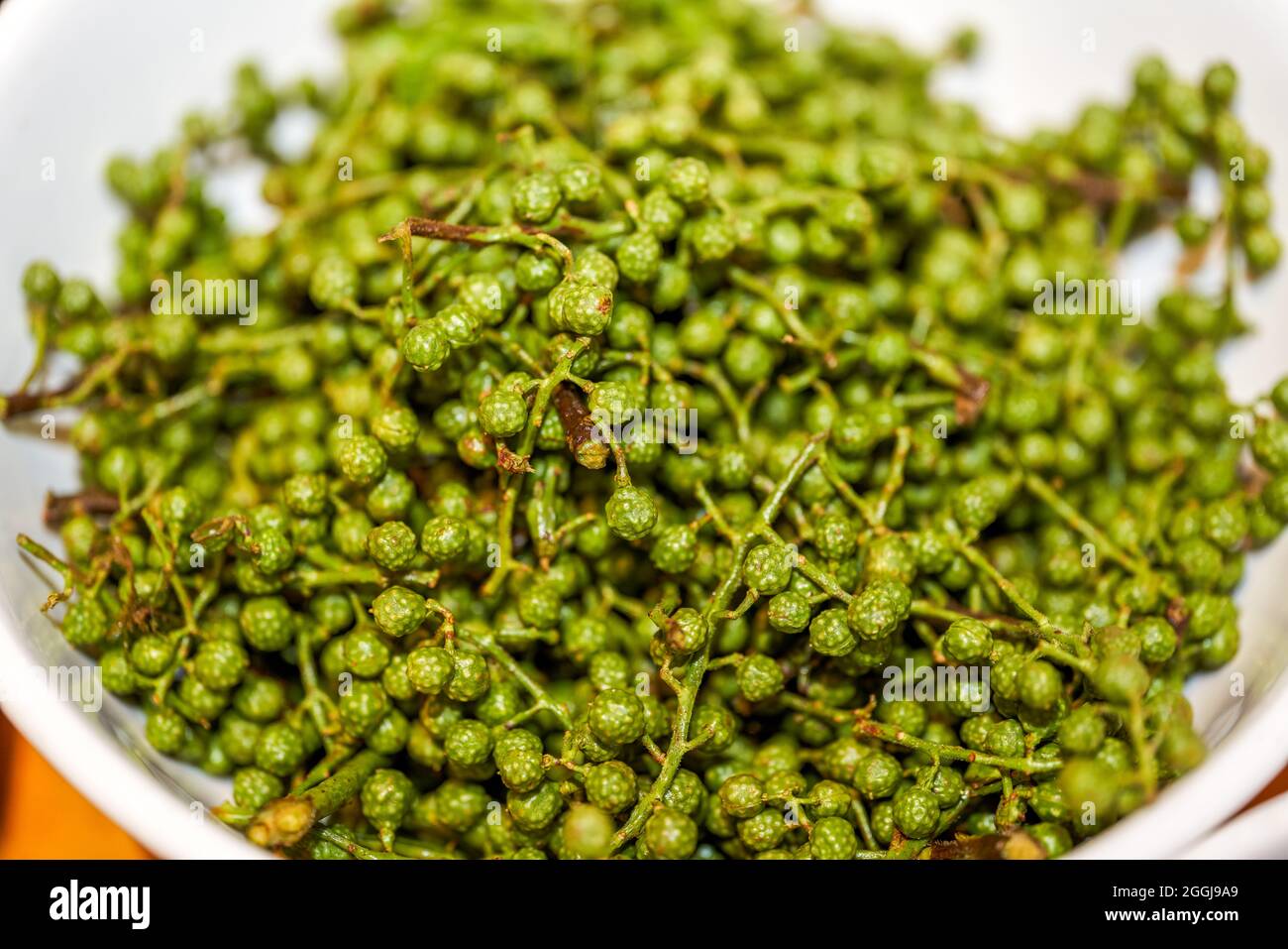 Primo piano di una ciotola di pepe verde fresco di pepe di vite Foto stock  - Alamy