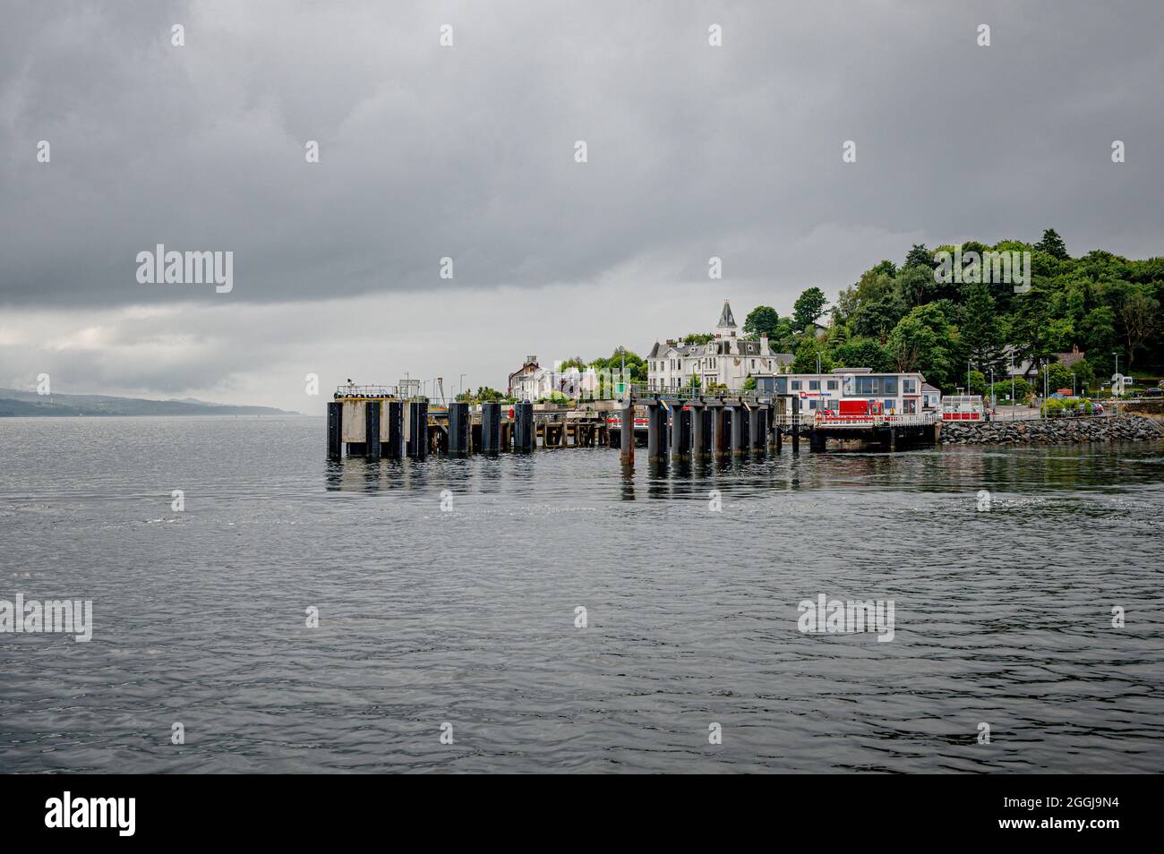 Viaggiando attraverso il Firth of Clyde da Greenock a Dunoon, arrivando alla banchina Foto Stock