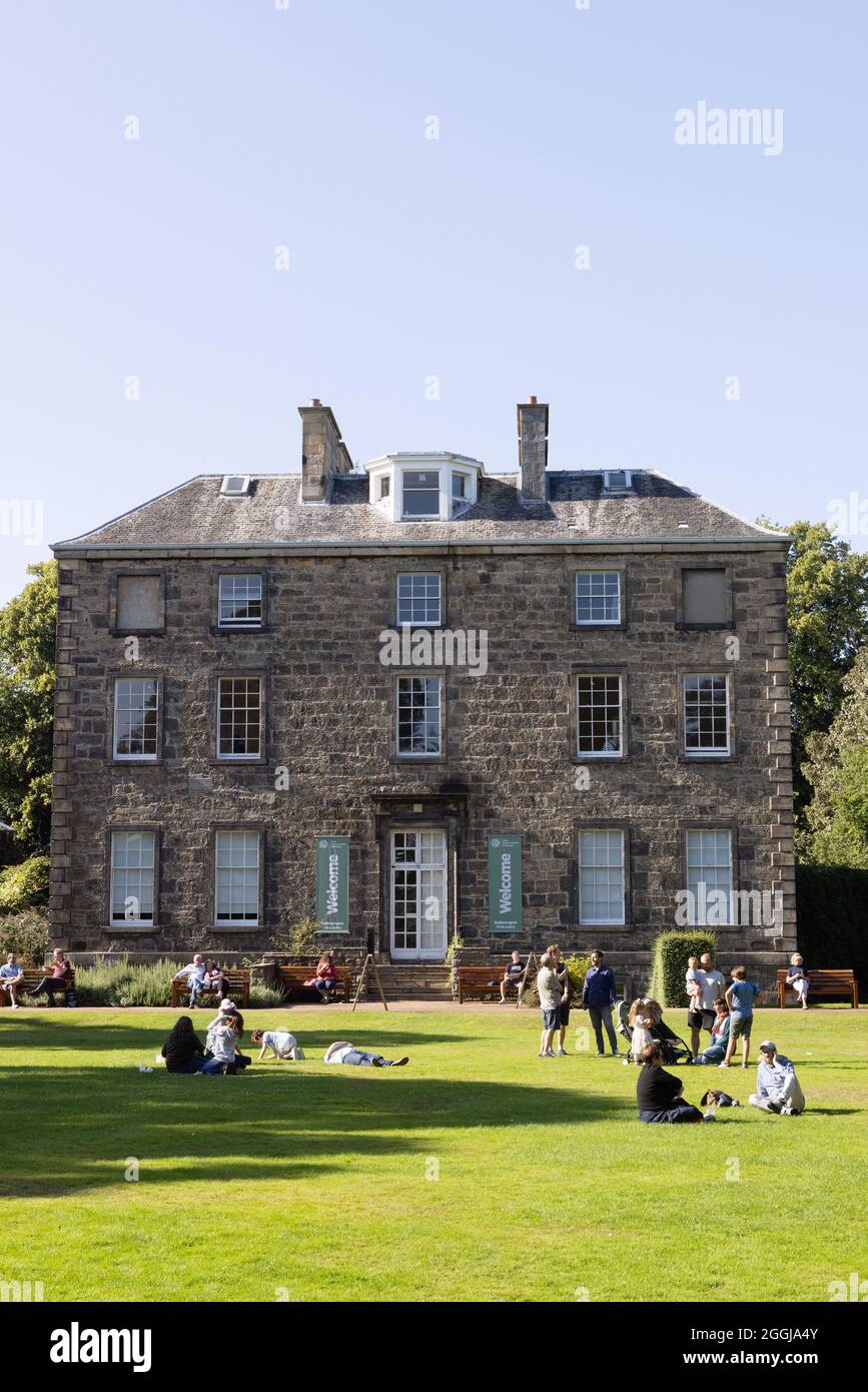 La gente gode di una giornata estiva di sole di fronte a Inverleith House, Royal Botanic Garden Edinburgh, Edinburgh Scotland UK Foto Stock