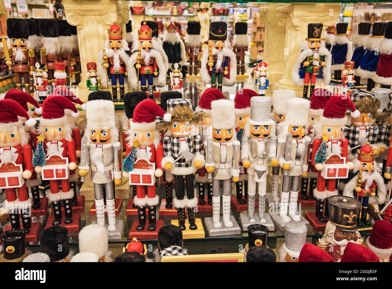 Decorazioni di Natale in vendita in un negozio di artigianato. Foto Stock