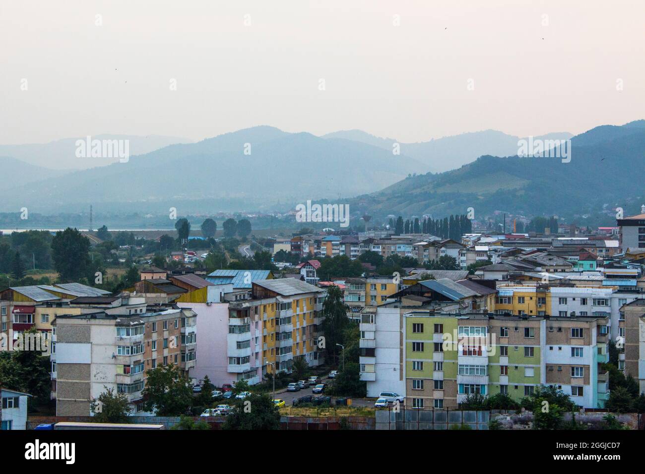 Vista dall'alto su blocchi di appartamenti a Piatra Neamț, Romania. Foto Stock