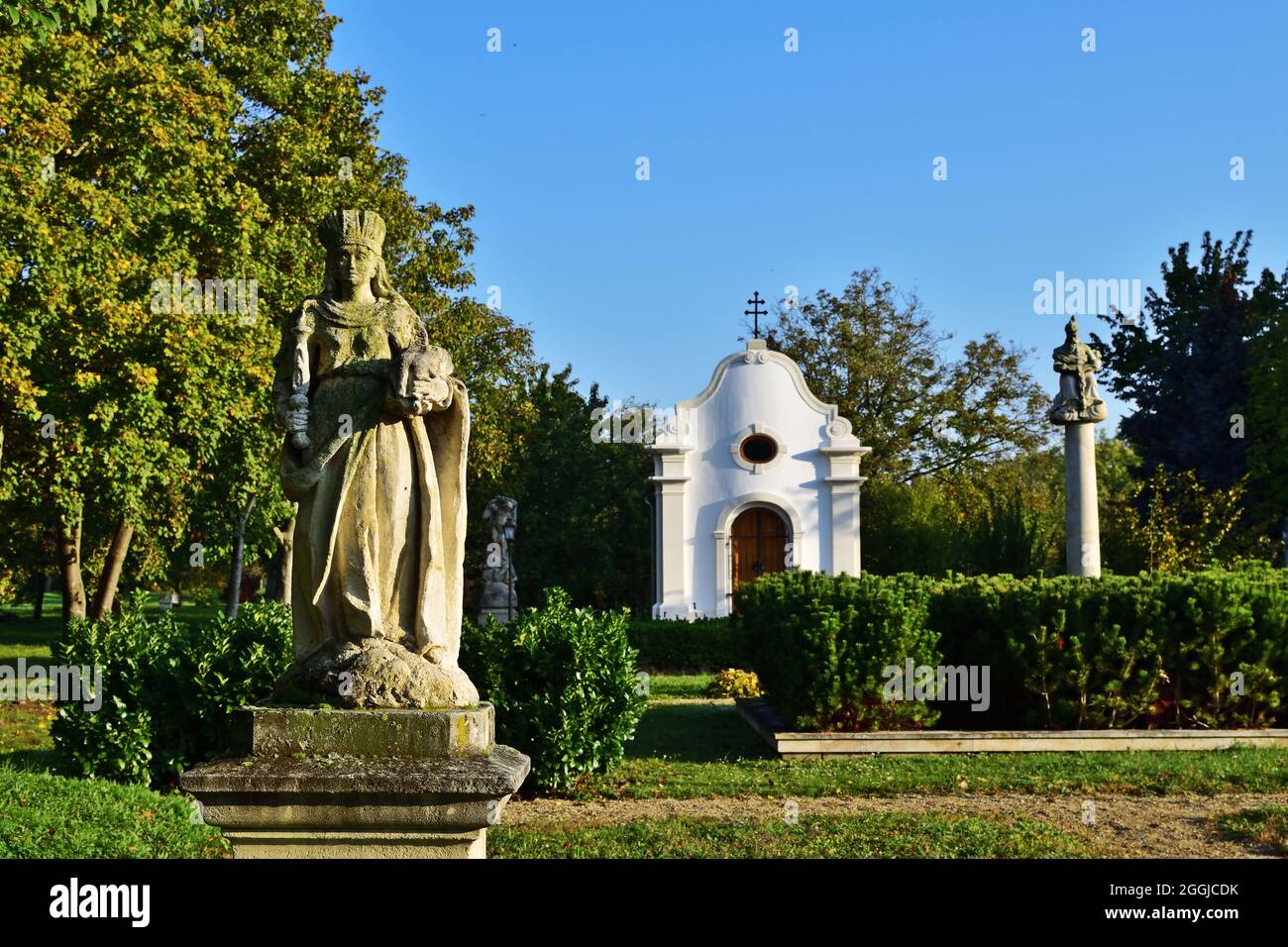 Parco con statue e piccola cappella a Nagycenk, Ungheria in un giorno d'autunno Foto Stock