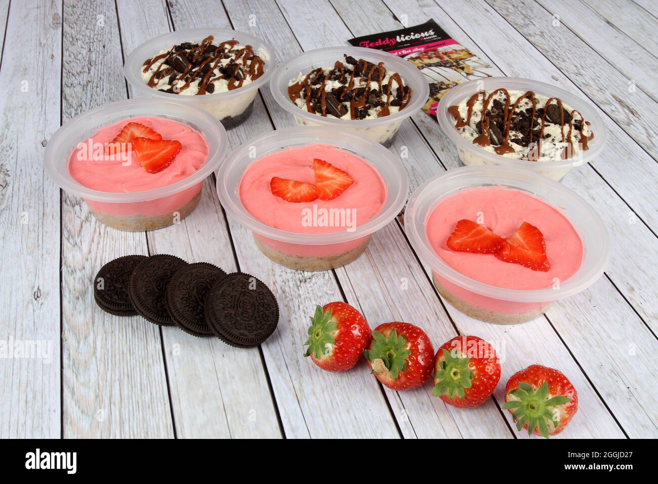 Dessert con gelato Orio alla fragola Foto Stock