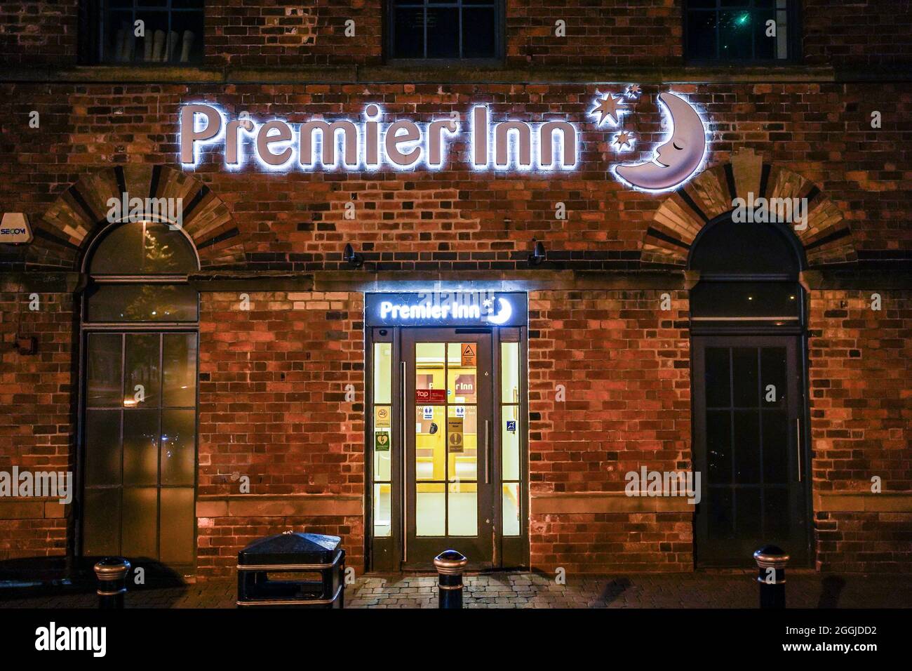 Premier Inn di notte, Kiddermister, Regno Unito. Uso moderno del Mulino Slingfield di grado II, non più grandi magazzini Debenhams. Foto Stock