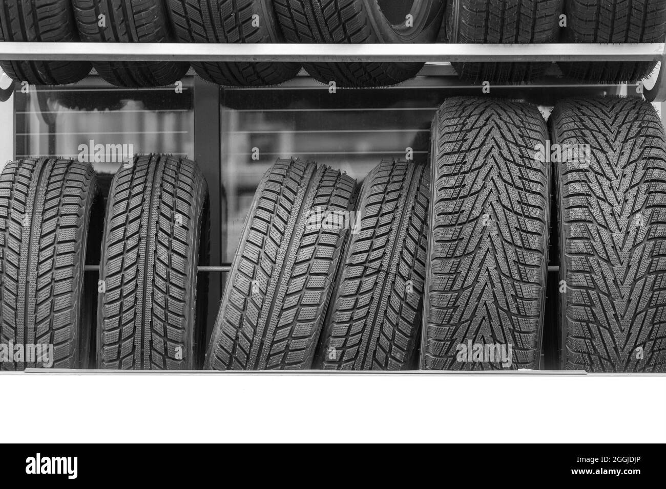 Gli pneumatici per auto per il veicolo vengono immagazzinati per la vendita presso la stazione di servizio. Foto Stock