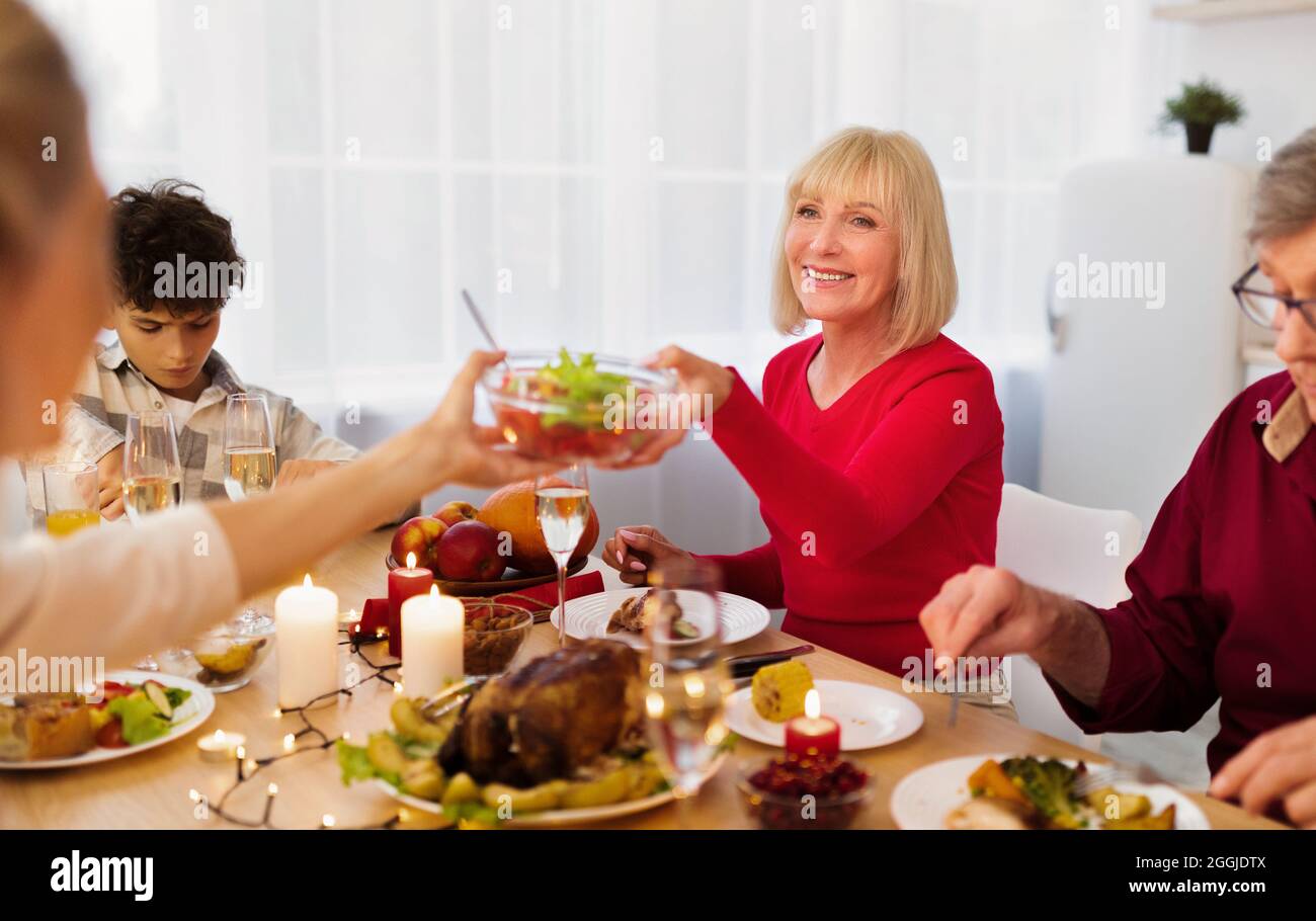 Una famiglia di molte generazioni che ama il Ringraziamento o la cena di Natale insieme, gustando un gustoso pasto festivo a casa Foto Stock