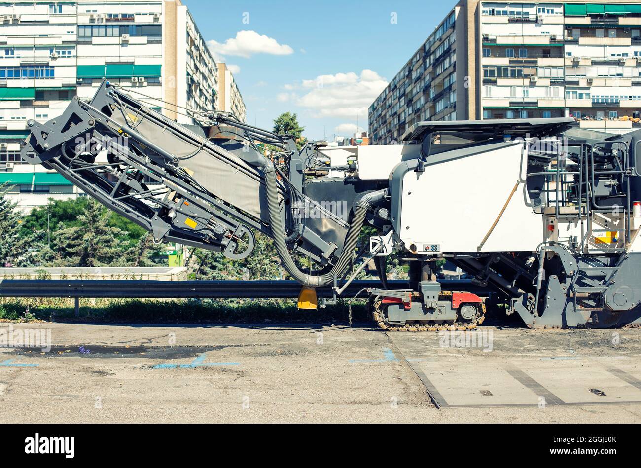 vista della fresatrice per asfalto pronta per l'uso dell'asfalto Foto Stock