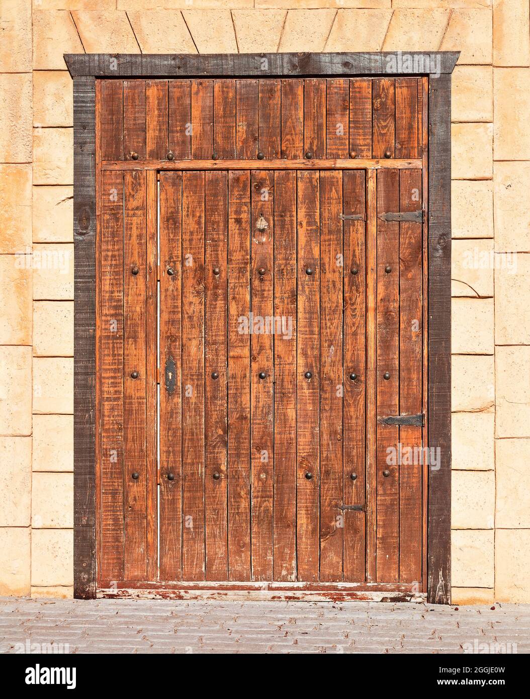 vista frontale della porta in legno intemperiato sulla facciata. sfondo in legno Foto Stock