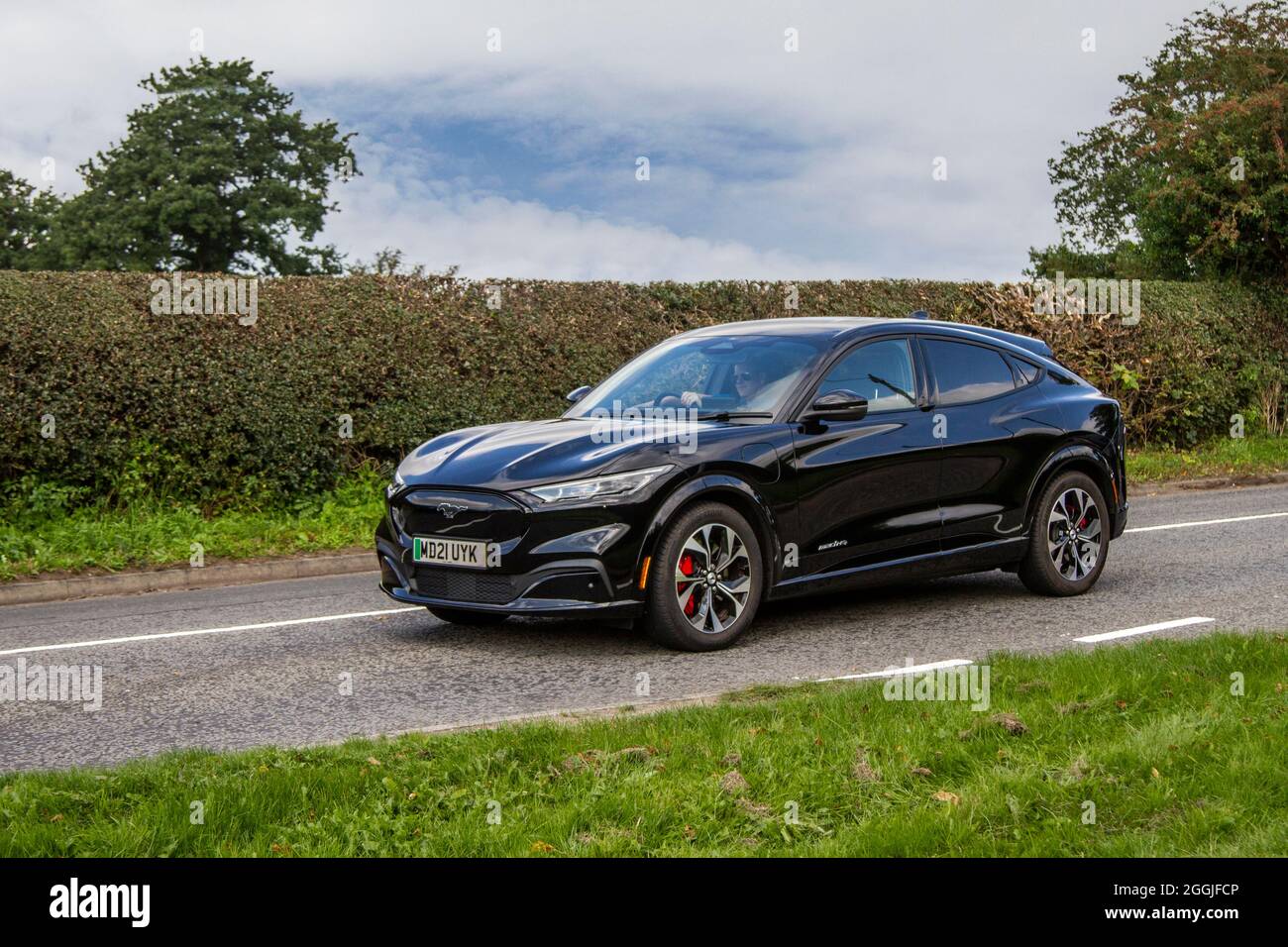 2021 (21 targa) nero Ford Mustang Mach-e STD Range AWD Elettricità sulla strada per Capesthorne Hall Classic August car show, Cheshire, Regno Unito Foto Stock