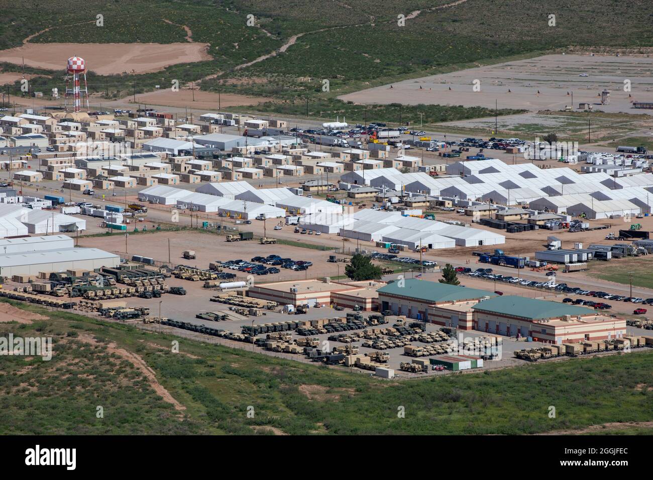 Foto della zona del complesso di Fort Bliss’ Doña Ana nel New Mexico, 30 agosto 2021. Il Dipartimento della Difesa, attraverso il comando del Nord degli Stati Uniti, e a sostegno del Dipartimento della sicurezza interna, sta fornendo trasporto, alloggio temporaneo, screening medico, e supporto generale per un massimo di 50,000 sfollati afghani in strutture adeguate, in strutture permanenti o temporanee, il più rapidamente possibile. Questa iniziativa fornisce al personale afghano un sostegno essenziale in luoghi sicuri al di fuori dell'Afghanistan. (STATI UNITI Esercito foto di PFC. Luis Santiago) Foto Stock